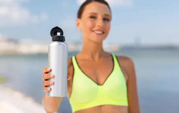 Primer plano de la mujer con botella de agua al aire libre — Foto de Stock