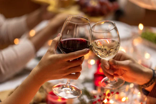 Close up of hands toasting wine at christmas party — Stock Photo, Image