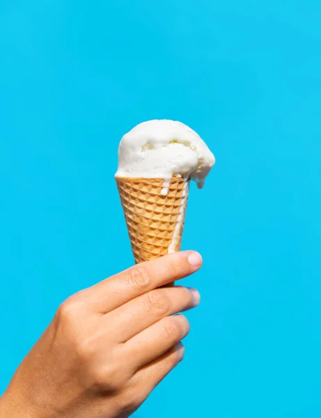 Primer plano del cono de helado de gofre de mano — Foto de Stock