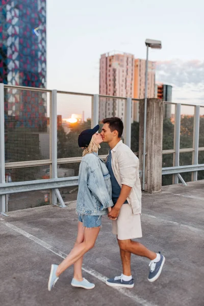 Щаслива пара цілується на даху верхньої міської парковки — стокове фото