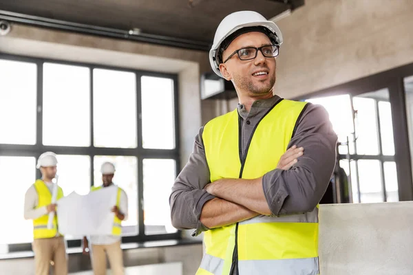 Manlig arkitekt i hjälm och säkerhet väst på kontoret — Stockfoto