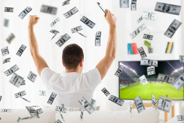 Boldog ember néz focimeccset a TV-ben pénzért — Stock Fotó