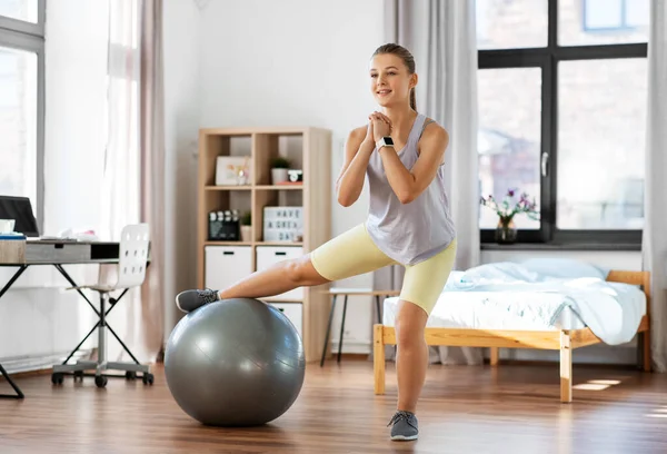 Tiener meisje training op oefening bal thuis — Stockfoto