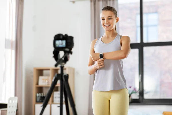 Έφηβος κορίτσι ή blogger εγγραφή βίντεο τάξη γυμναστήριο — Φωτογραφία Αρχείου