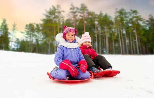 Happy μικρά κορίτσια για έλκηθρα σε εξωτερικούς χώρους το χειμώνα — Φωτογραφία Αρχείου