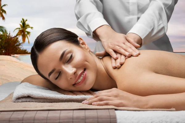 Femme couchée et ayant massage du dos au spa — Photo