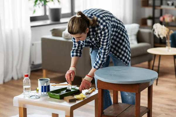 Mulher pintando mesa de madeira velha com cor cinza — Fotografia de Stock