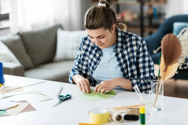 Mujer haciendo artesanía de papel en casa —  Fotos de Stock
