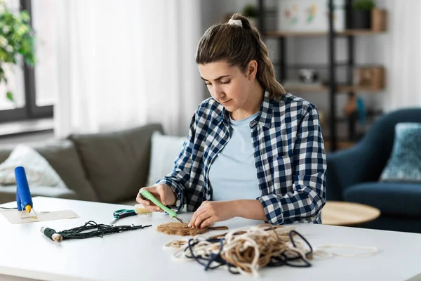 Femme faisant macramé sur la table à la maison — Photo