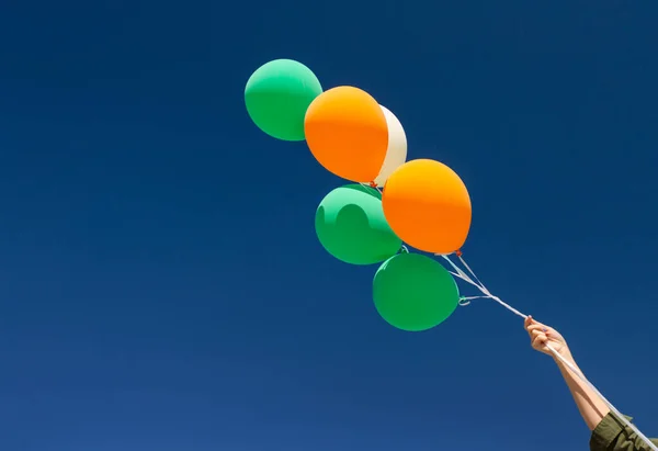 Perto de balões de hélio sobre o céu azul — Fotografia de Stock