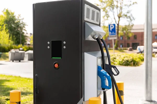 Close-up van benzinespuit bij benzinestation — Stockfoto