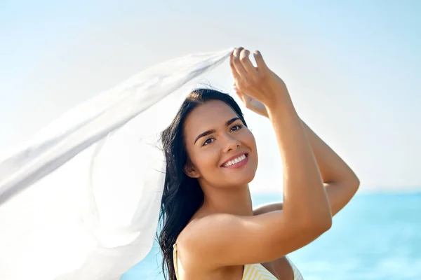 Femme en maillot de bain bikini avec couverture sur la plage — Photo