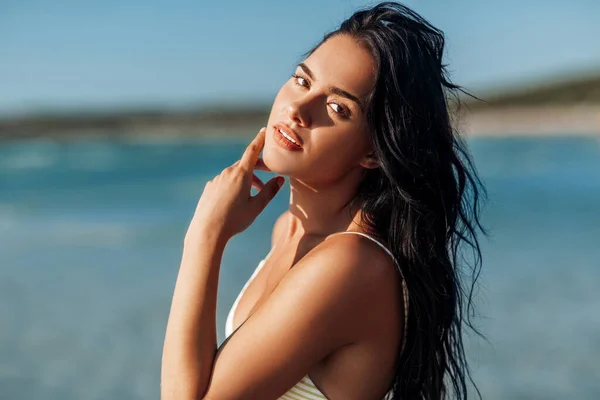 Schöne junge Frau im Bikini-Badeanzug am Strand — Stockfoto