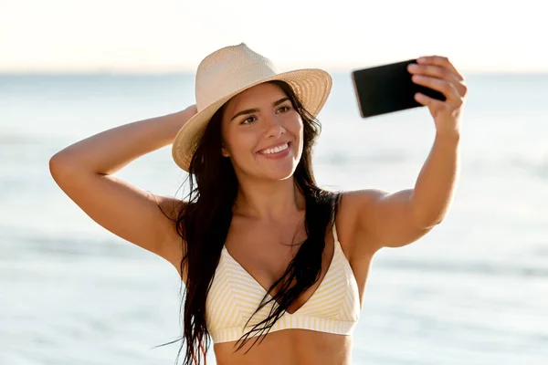 Bikinili gülümseyen kadın sahilde selfie çekiyor. — Stok fotoğraf
