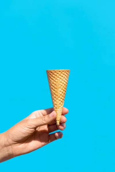 Primer plano de la mano sosteniendo cono de helado vacío — Foto de Stock