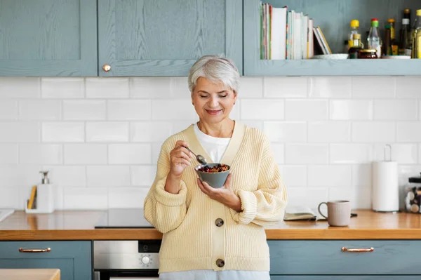 Жінка з кашею на сніданок на кухні вдома — стокове фото