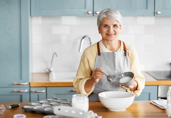 Mujer feliz cocinando comida en la cocina en casa — Foto de Stock