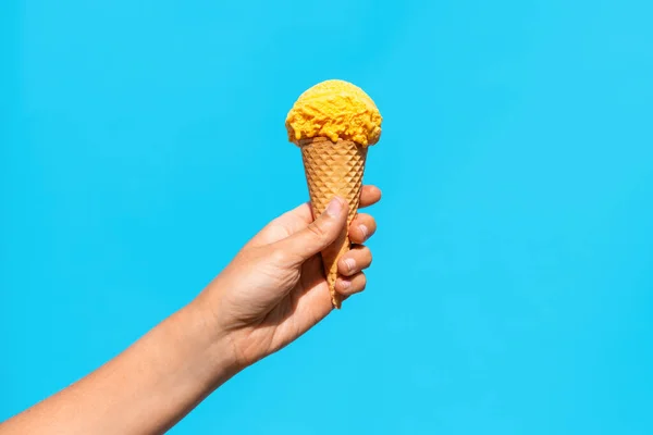 Primer plano del cono de helado de gofre de mano — Foto de Stock