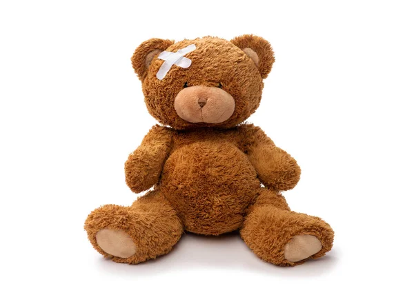 Ursinho de pelúcia brinquedo com patch médico na cabeça — Fotografia de Stock