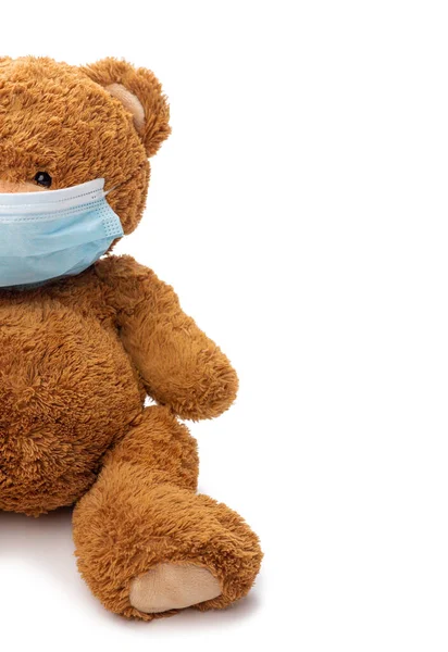 Juguete de oso de peluche en máscara médica protectora — Foto de Stock