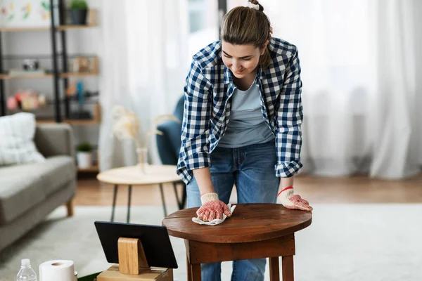 Mulher com tablet pc mesa de limpeza com tecido — Fotografia de Stock