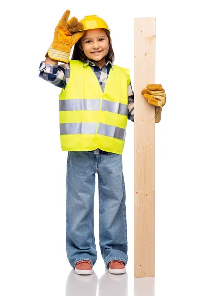 Niña en casco de construcción con tabla —  Fotos de Stock