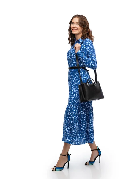 Mulher feliz em vestido azul com bolsa andando — Fotografia de Stock
