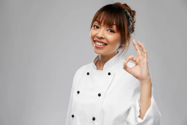 Feliz mujer sonriente chef mostrando ok signo de mano —  Fotos de Stock