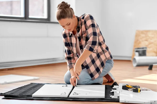 Woman assembling furniture at home — Stock Photo, Image