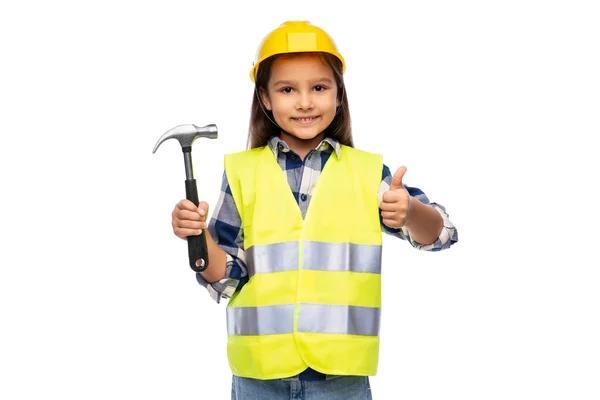 Chica en casco con martillo mostrando los pulgares hacia arriba — Foto de Stock