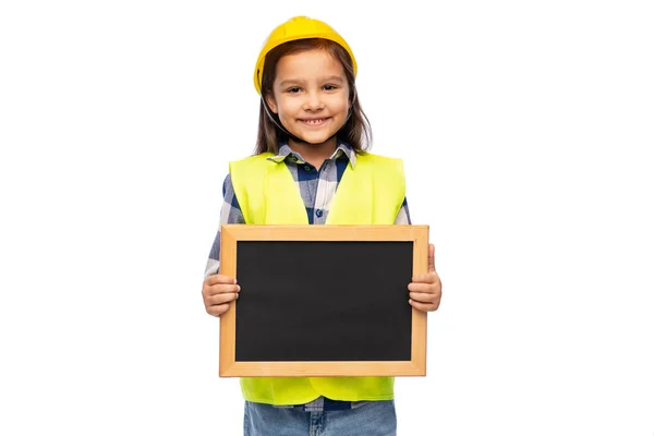 Klein meisje in de bouw helm met schoolbord — Stockfoto