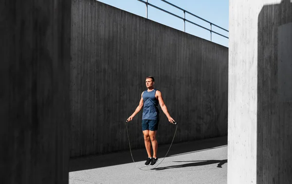 Homme faisant de l'exercice avec corde à sauter à l'extérieur — Photo