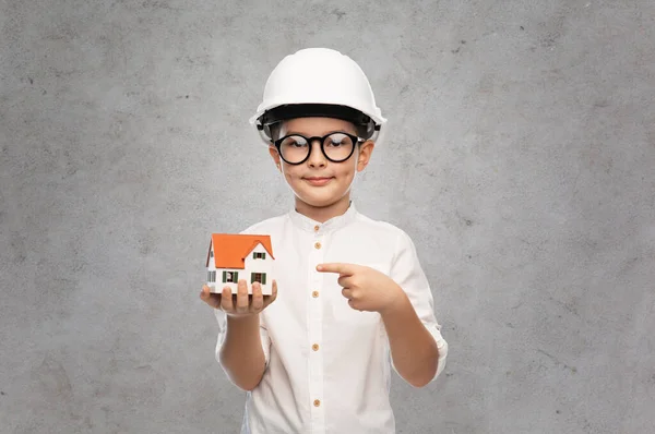 Malý chlapec ve stavební helmě s modelem domu — Stock fotografie