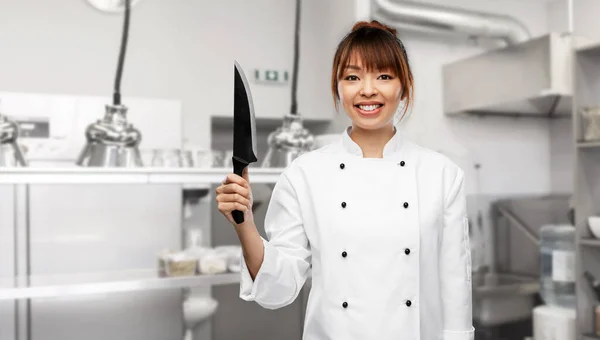 餐厅里快乐的女厨师，拿着菜刀 — 图库照片