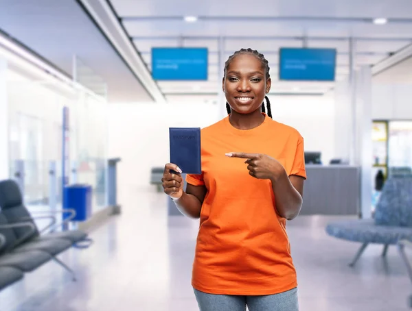 Mujer feliz con pasaporte en el aeropuerto —  Fotos de Stock