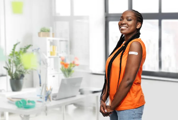 Geimpfte Frau mit medizinischem Pflaster auf der Schulter — Stockfoto