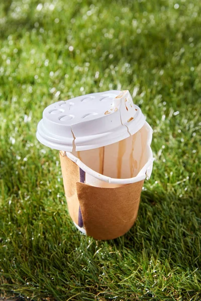 Close up of used disposable coffee cup on grass — Stock Photo, Image