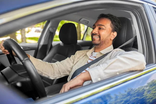 Χαμογελαστός ινδός άνδρας ή οδηγός που οδηγεί αυτοκίνητο — Φωτογραφία Αρχείου