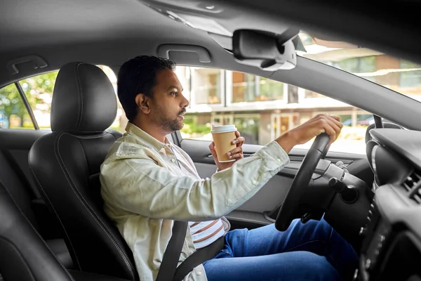Homme indien ou chauffeur avec voiture de conduite de café — Photo