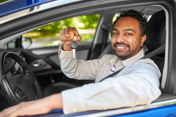 Улыбающийся индиец или водитель, показывающий ключ от машины — стоковое фото
