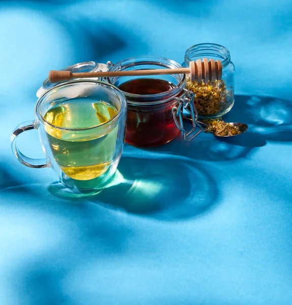 Secangkir teh herbal, madu dan bunga chamomile kering — Stok Foto