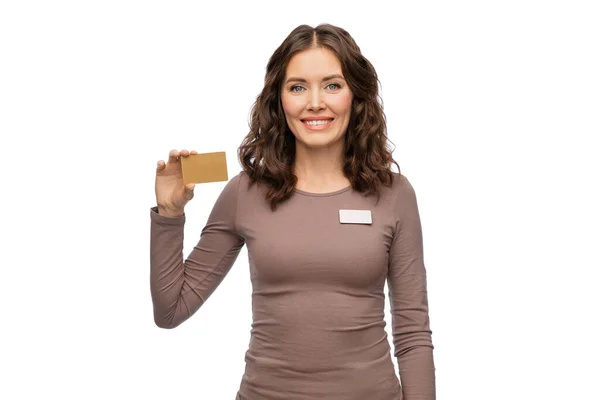Szczęśliwy kobieta sklep asystent z karty kredytowej — Zdjęcie stockowe