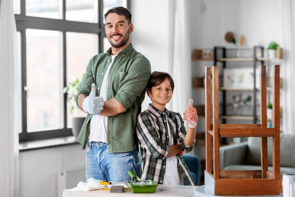 Pai e filho restaurando mesa velha em casa — Fotografia de Stock