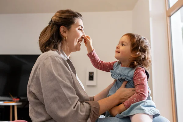 Glückliche Mutter und Tochter spielen zu Hause — Stockfoto