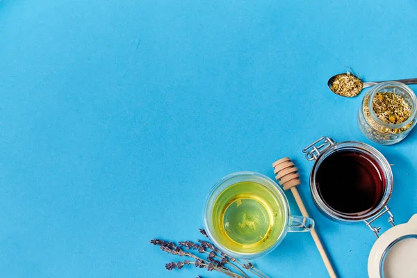 Taza de té de hierbas, miel y flores secas de manzanilla — Foto de Stock