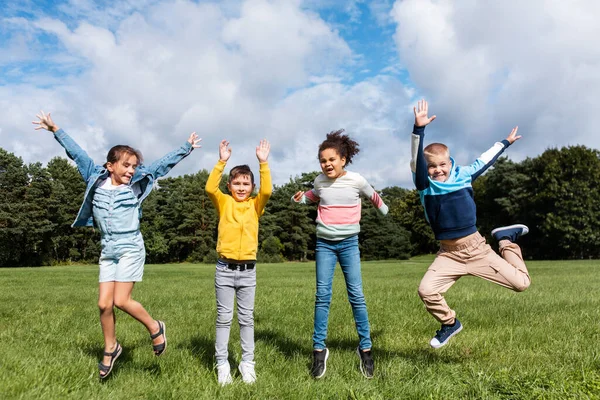 Щасливі діти стрибають і розважаються в парку — стокове фото