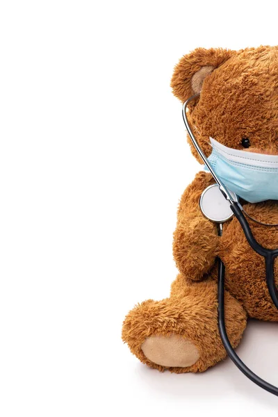 Plyšový medvídek hračka v ochranné lékařské masce — Stock fotografie