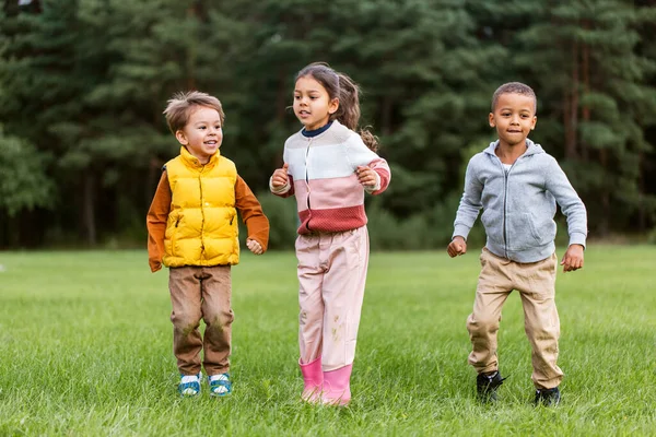 Enfants heureux jouer et sauter au parc — Photo