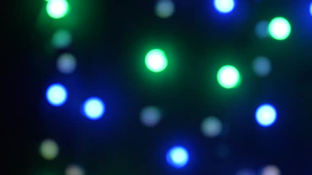Close-up van elektrische slinger lichten in donkere kamer — Stockvideo