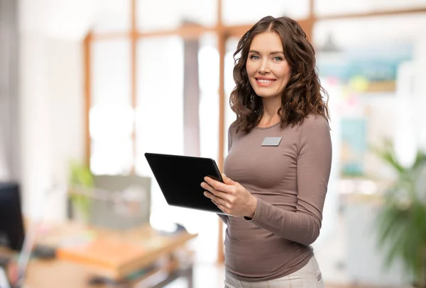 Femme heureuse avec tablette PC au bureau — Photo